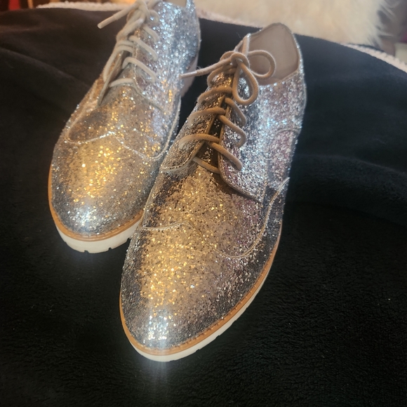 Sparkly spectator - Picture 3 of 5